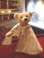 Bär im Don Giovanni-Kostüm
